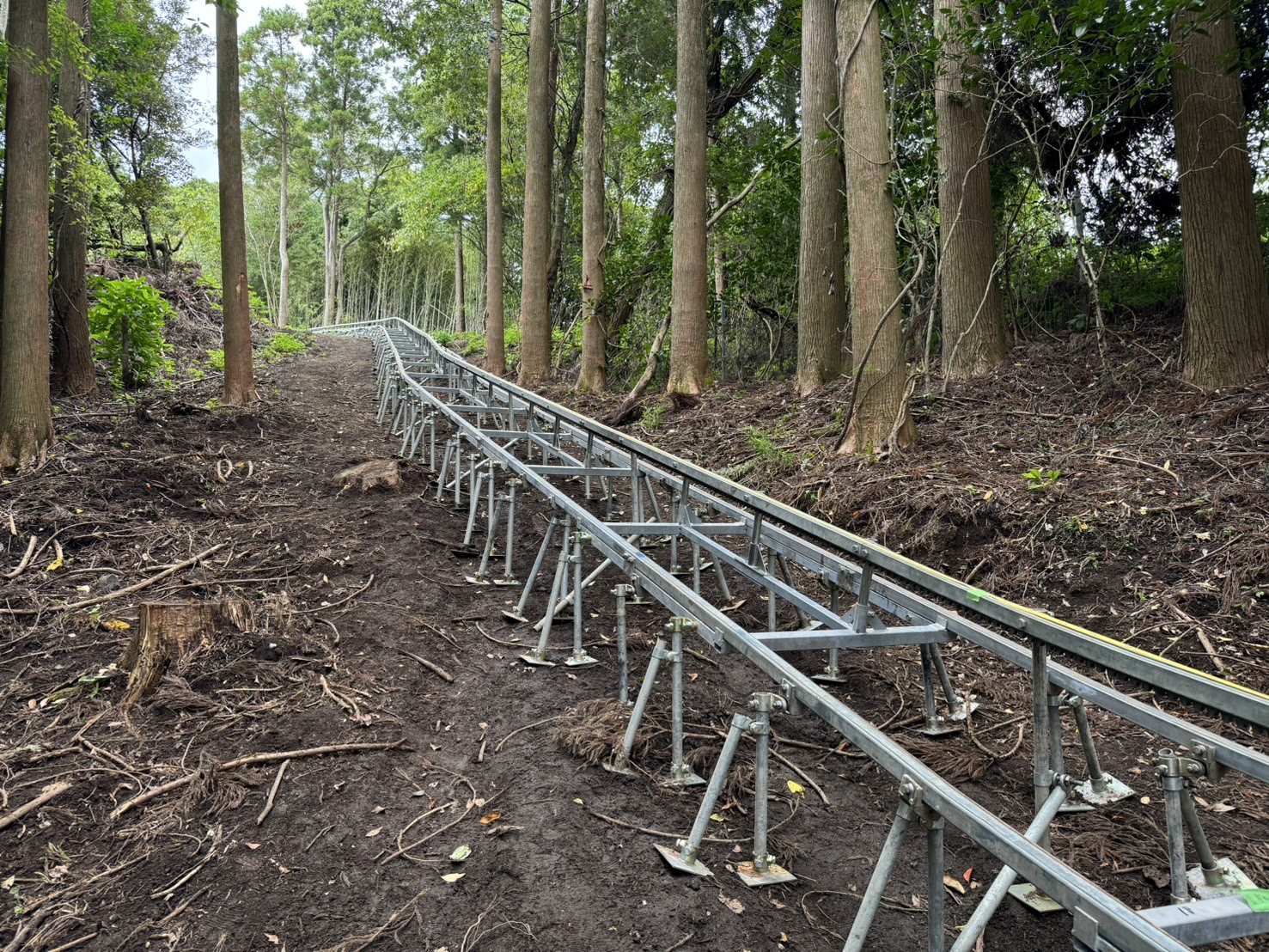 山林の工事用モノレール設備